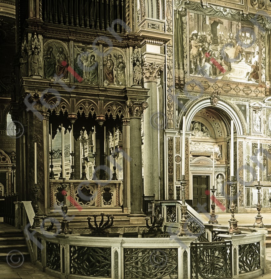 Papstaltar im Lateran | Papal altar in the Lateran (foticon-simon-037-045.jpg)